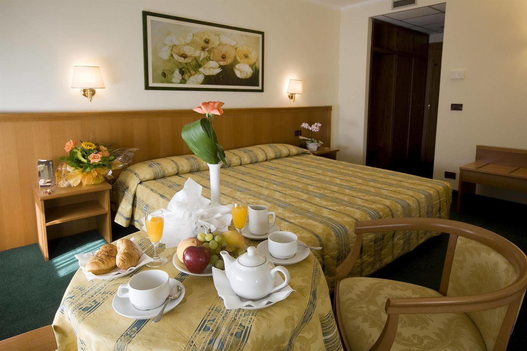Hotel Galant Венария-Реале Экстерьер фото