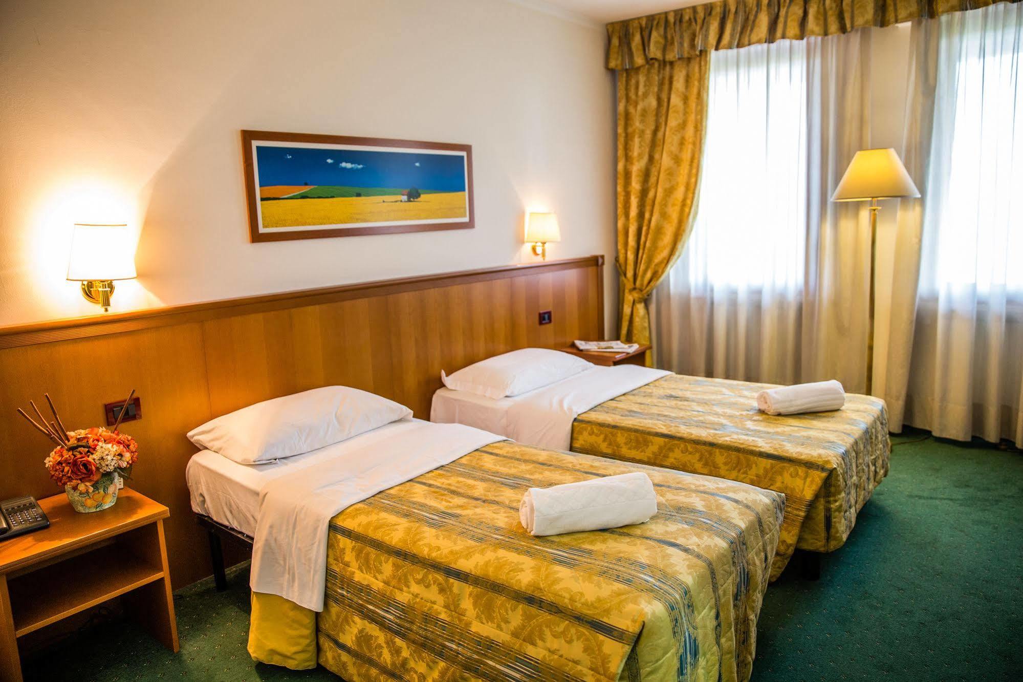 Hotel Galant Венария-Реале Экстерьер фото